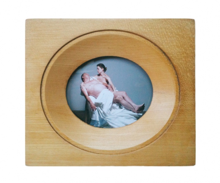 Julia Krahn, Vater und tochter zu Hause, 13x16x1 cm, original polaroid, recovered frame in natural wood, handcut glass, 2011
